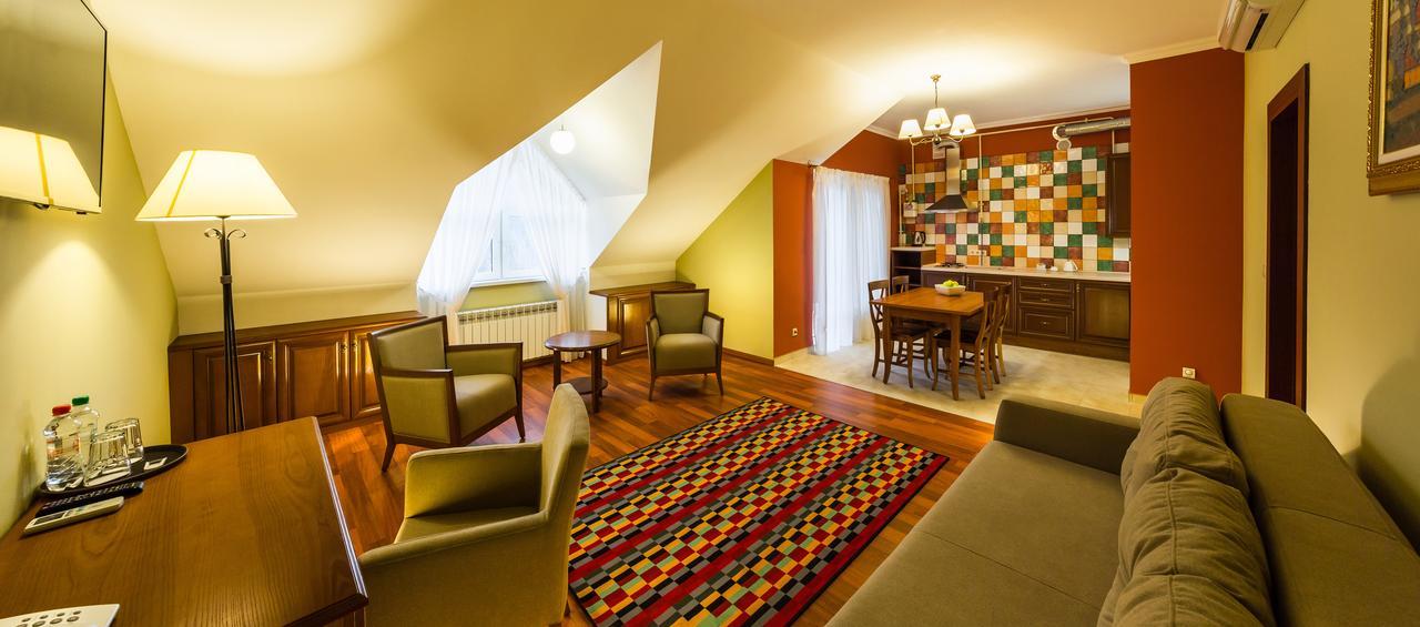 Apartament Hotel By Derenivska Kupil Nyzhne Solotvyno Eksteriør billede